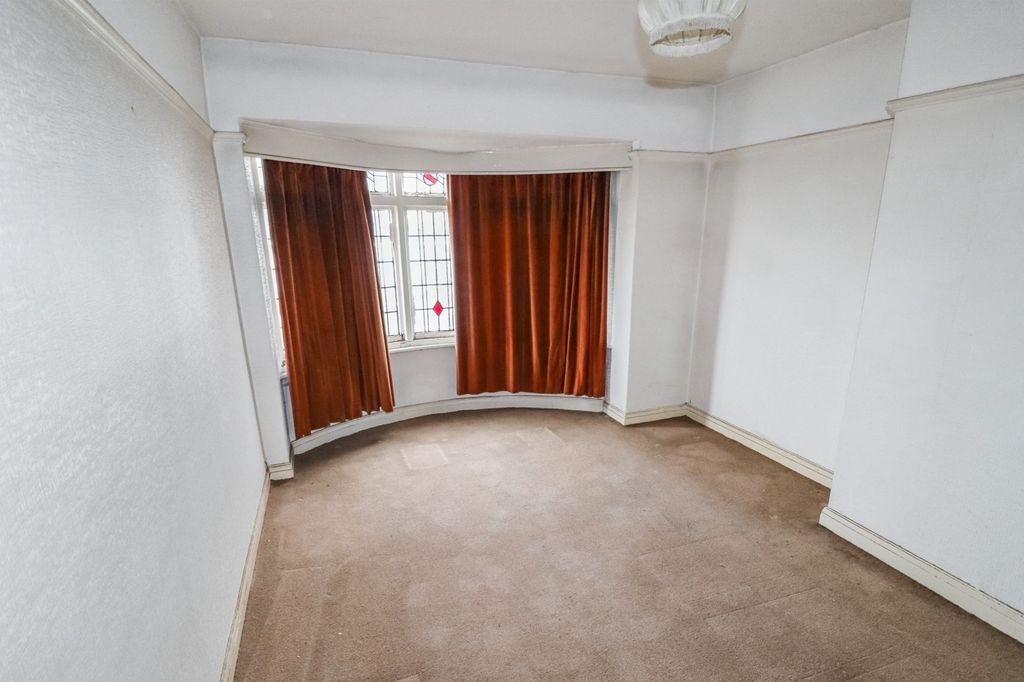 Property photo 3 of 18 87 Lilycroft Road, Bradford, Bd9 5Ah