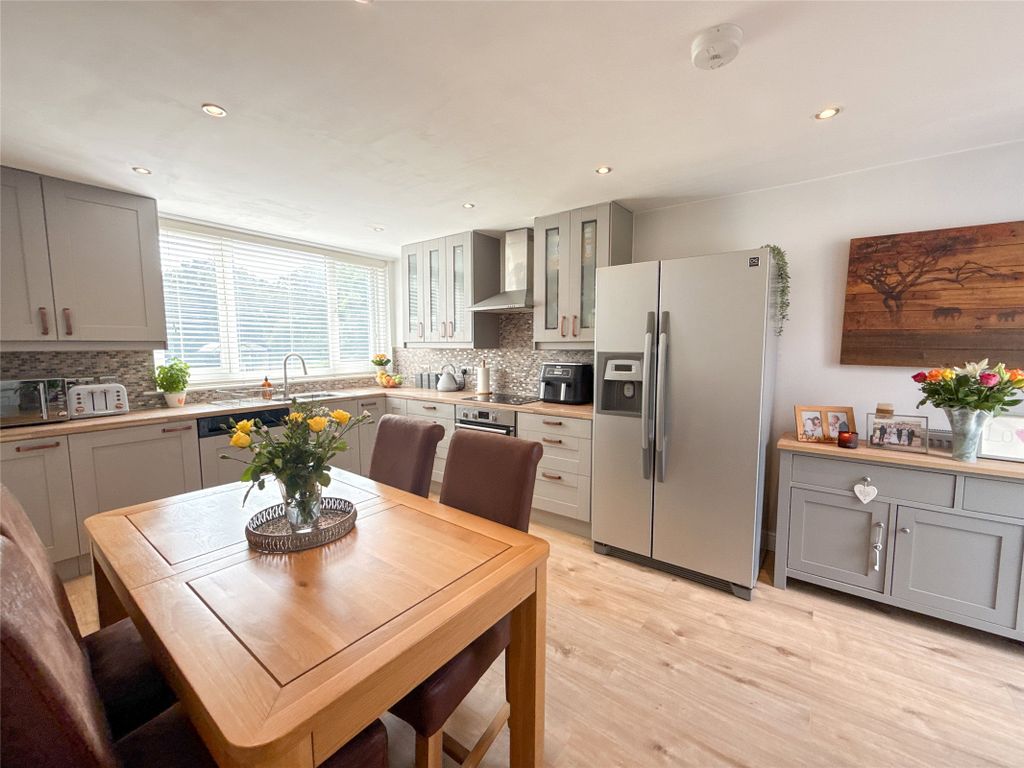 Property photo 3 of 30 Dining Kitchen