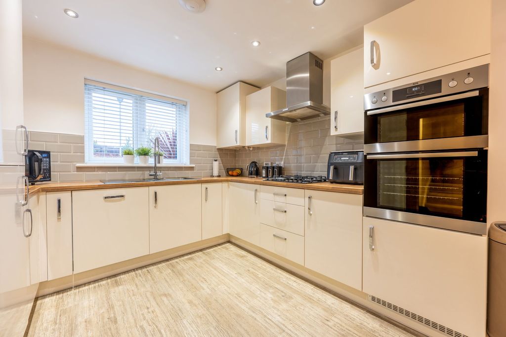 Property photo 2 of 25