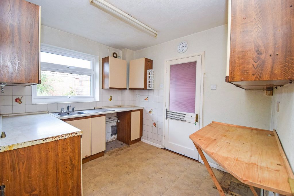 Property photo 3 of 10 Kitchen