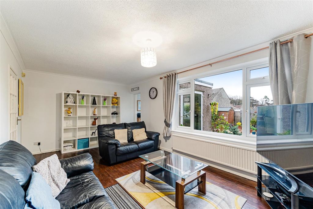 Property photo 3 of 18 Living Room