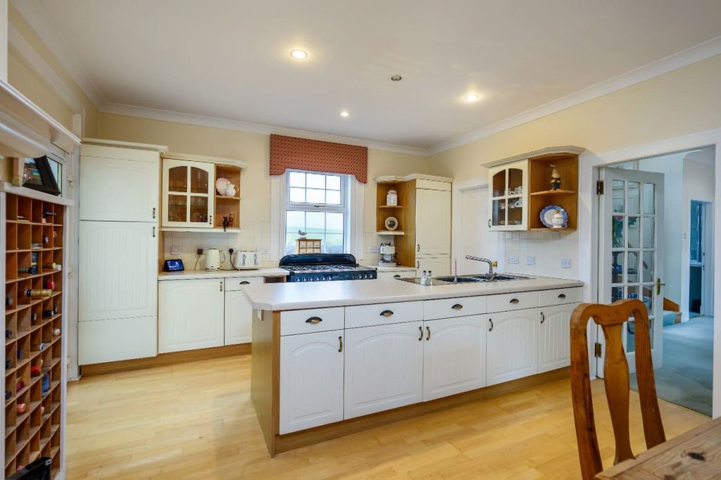 Property photo 3 of 19