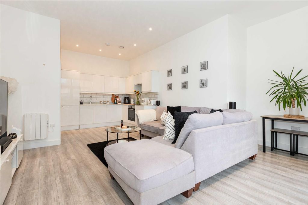 Property photo 2 of 9 Lennox-04.Jpg