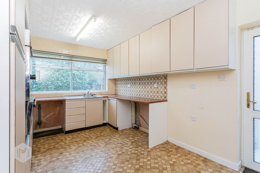 Property photo 2 of 34 Picture No. 14