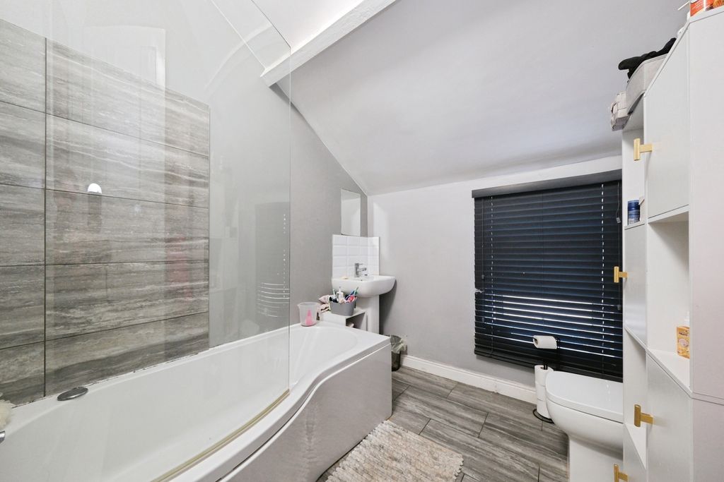 Property photo 3 of 15 Bathroom