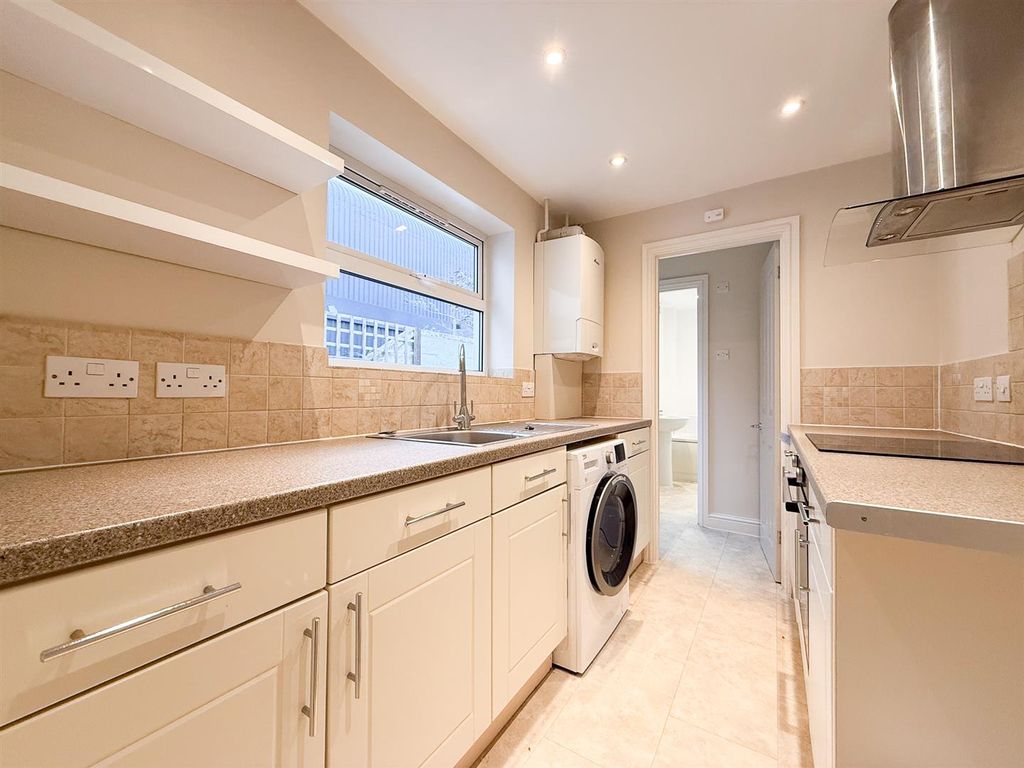 Property photo 3 of 8 Kitchen