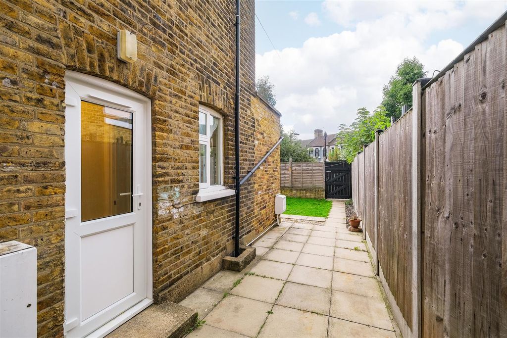 Property photo 1 of 19 2H Kings Road-17.Jpg