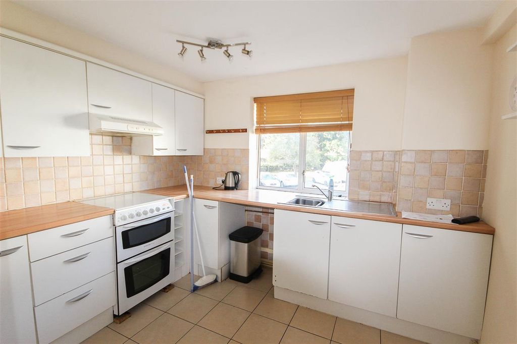 Property photo 3 of 8 Kitchen