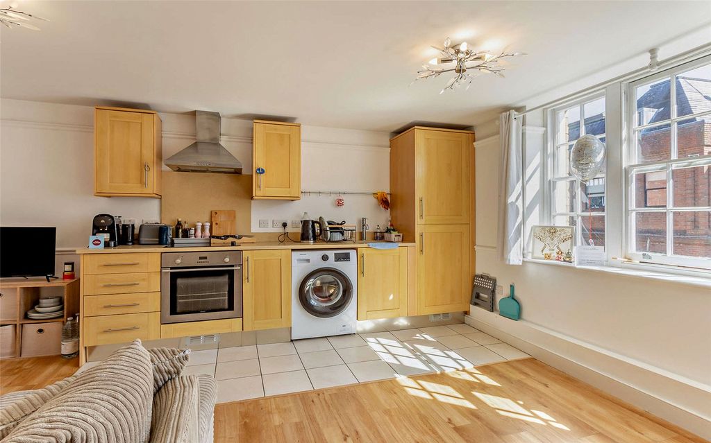 Property photo 2 of 13 Kitchen/Lounge