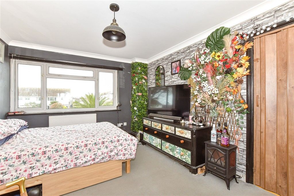 Property photo 3 of 10 Lounge