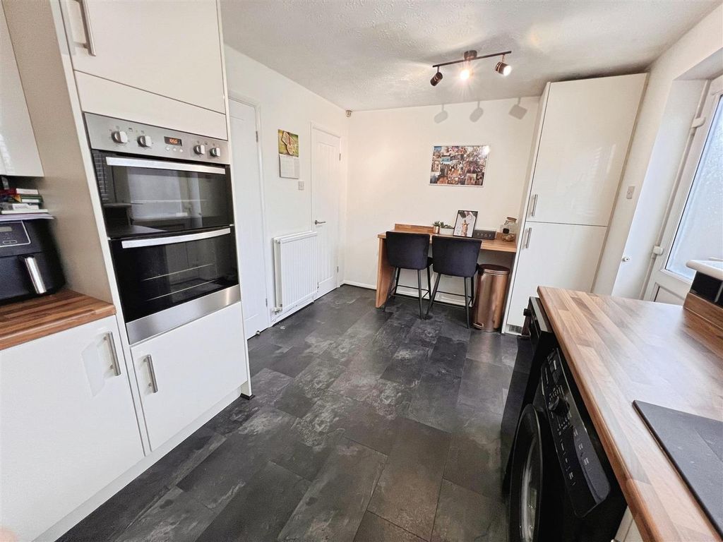 Property photo 3 of 11 Dining Kitchen