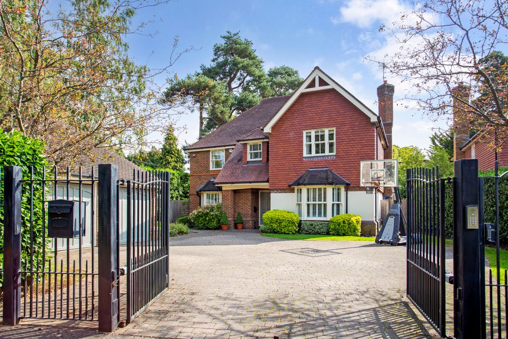 Property photo 1 of 8 1 Sandringham Park 3