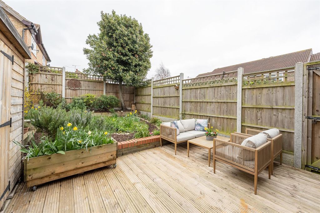 Property photo 3 of 28 Westminster Garden, E4