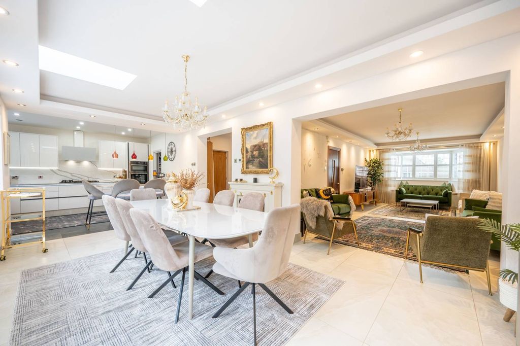 Property photo 2 of 33