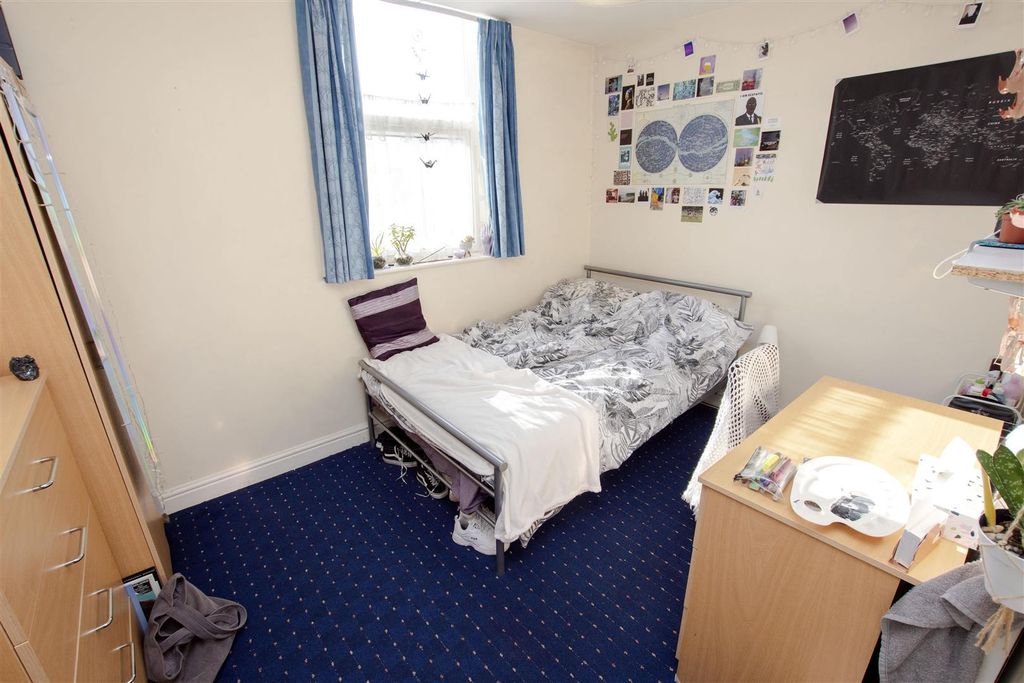 Property photo 3 of 11 Approach