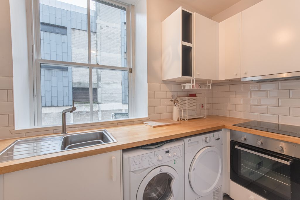 Property photo 3 of 10 Kitchenangle1