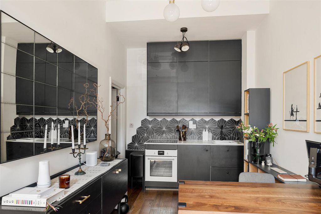Property photo 3 of 34 Clarence Road, E5