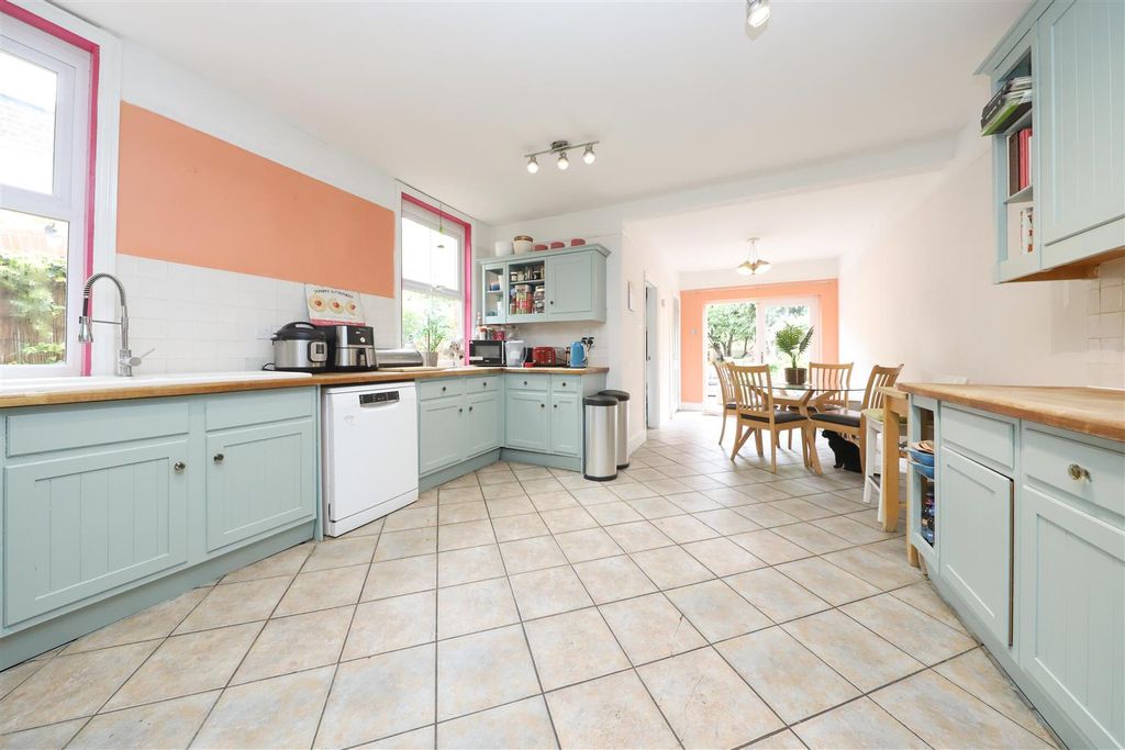 Property photo 2 of 18 Kitchen / Breakfast Room