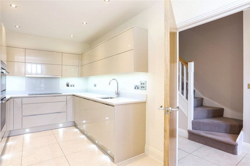 Property photo 3 of 17 Kitchen