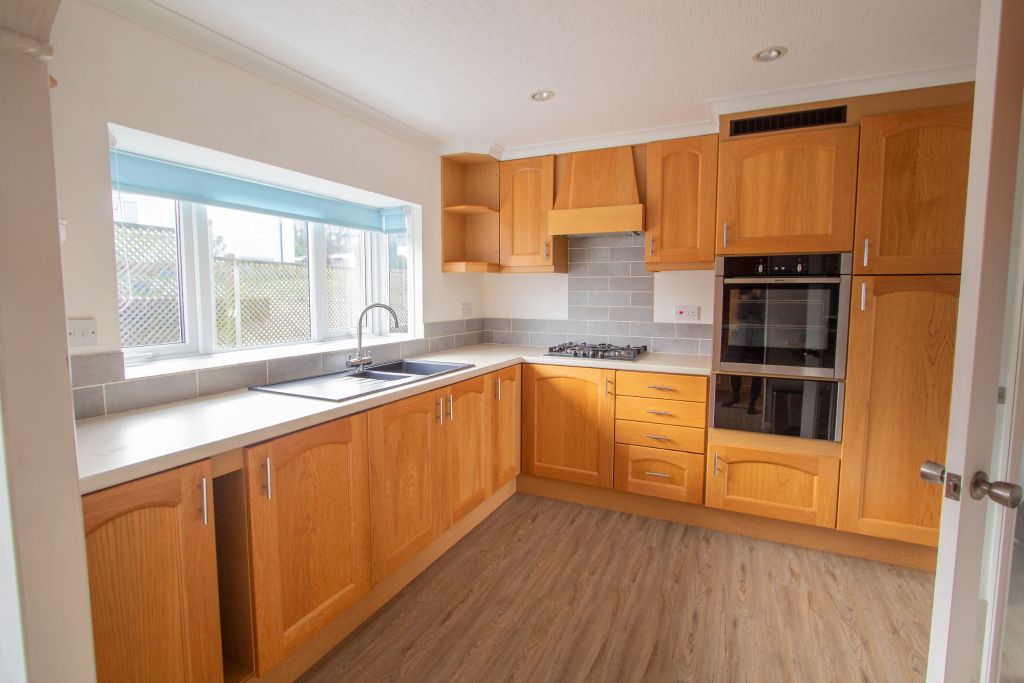 Property photo 3 of 18 Kitchen