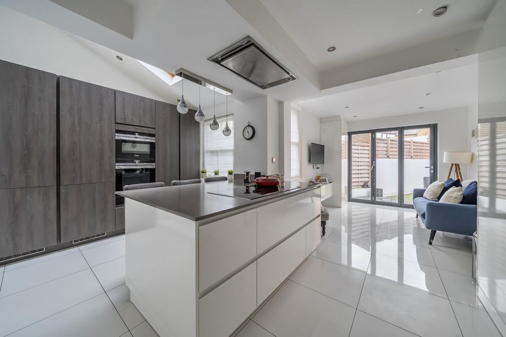 Property photo 3 of 19