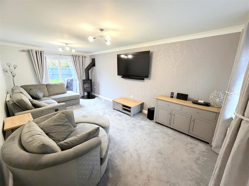 Property photo 3 of 37 Lounge