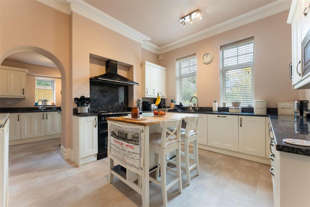 Property photo 2 of 28