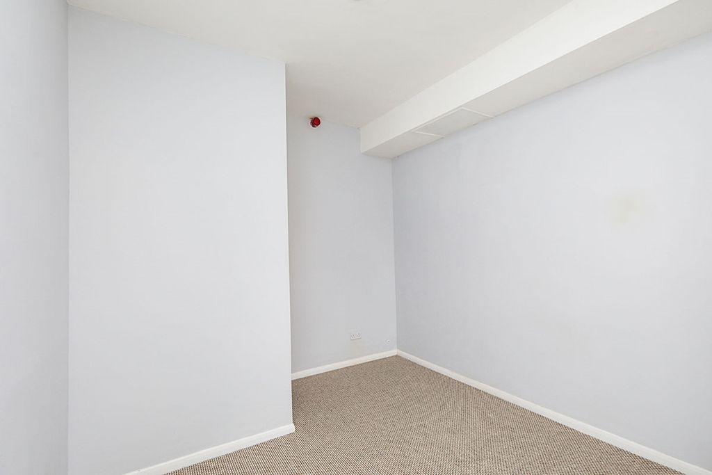 Property photo 2 of 5 Bedroom