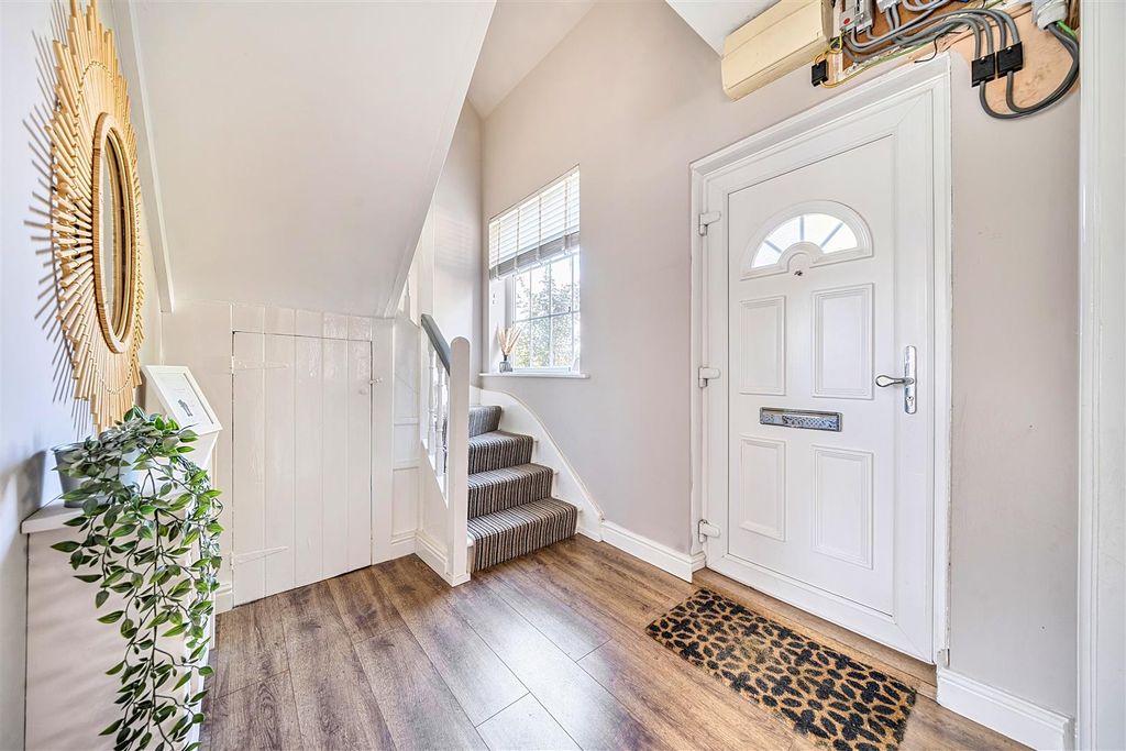 Property photo 3 of 22 Entrance Hall