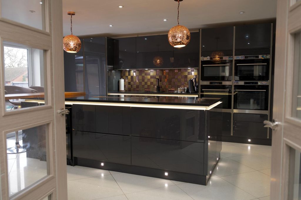 Property photo 2 of 25 Kitchen