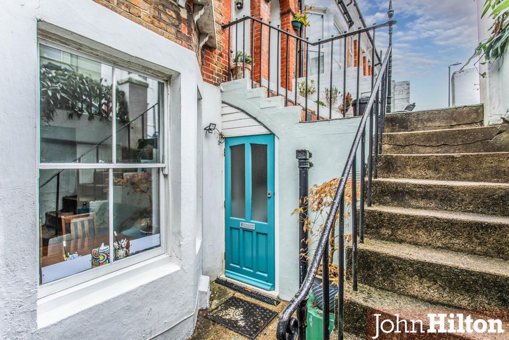 Property photo 2 of 18 Brading Road5.Jpg