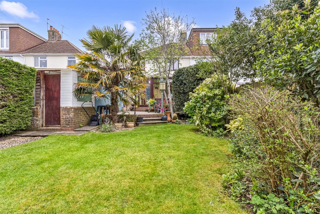 Property photo 3 of 31 17 Pines Avenue-026.Jpg