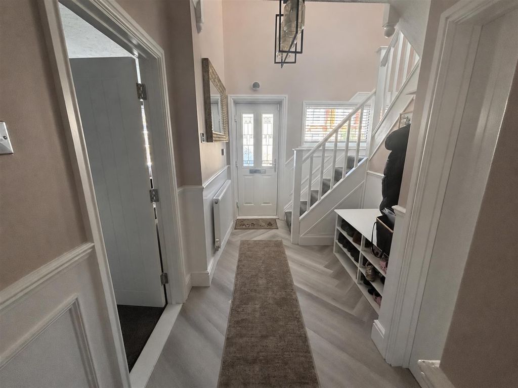 Property photo 3 of 21 Entrance Hall