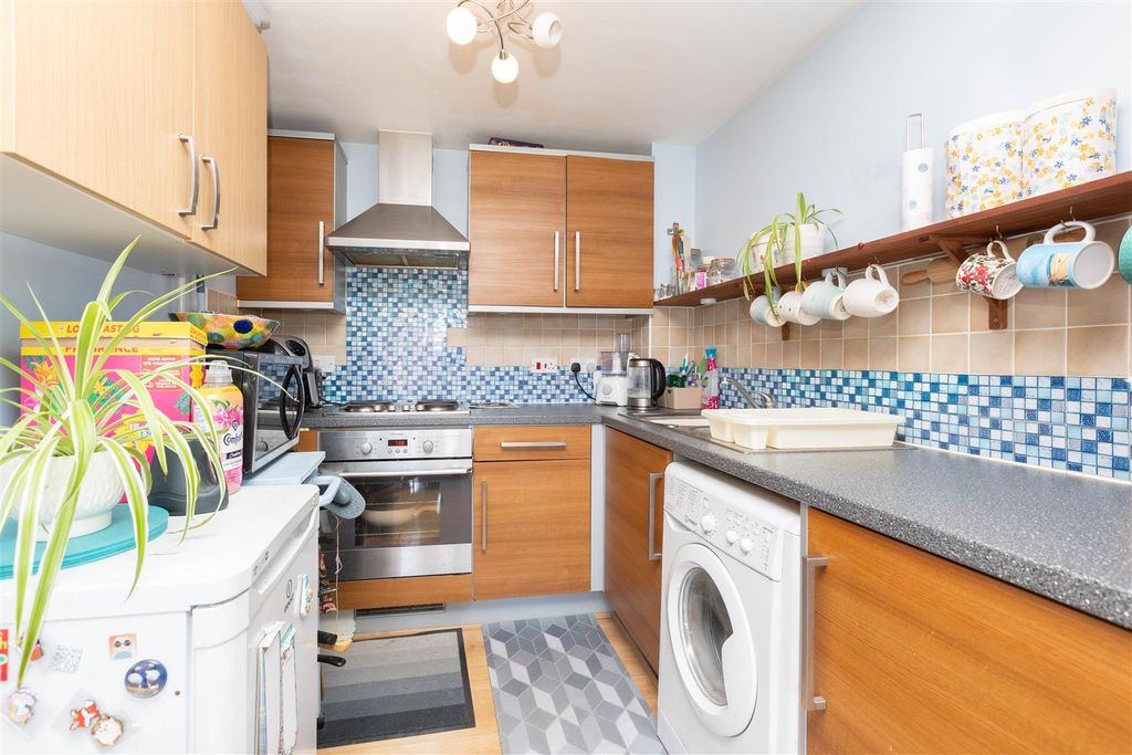 Property photo 3 of 12 Kitchen