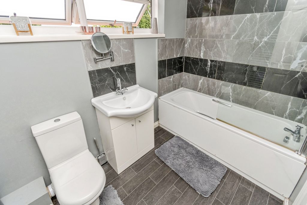 Property photo 3 of 19 Bathroom