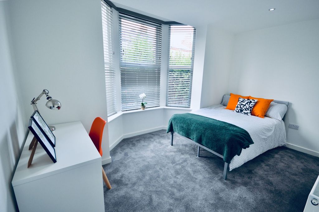 Property photo 1 of 4 A Bright And Modern Bedroom Featuring A Large Bay ...