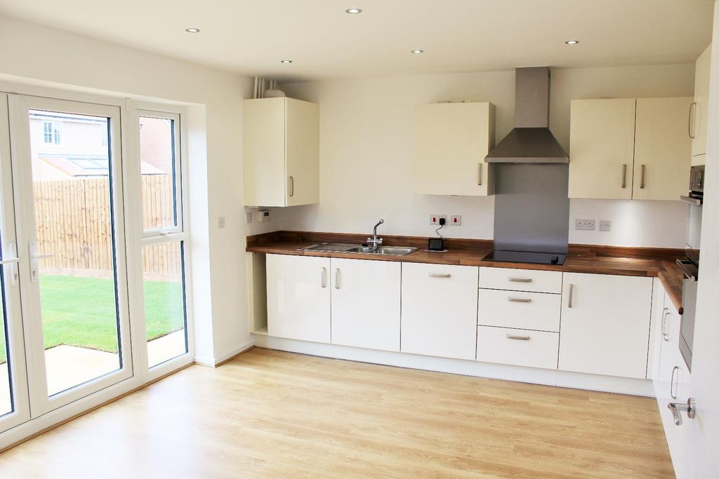 Property photo 3 of 6 Lyn Kitchen 2 Difrent.Jpg