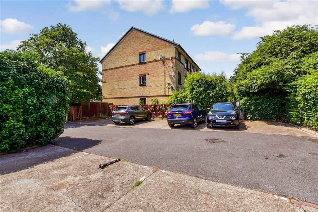 Property photo 2 of 8 Driveway/Parking
