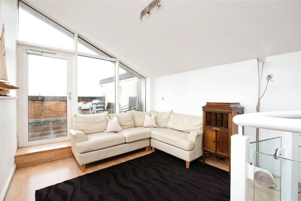Property photo 3 of 17 Upstaris Lounge Area