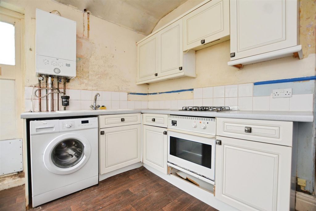 Property photo 3 of 12 Kitchen