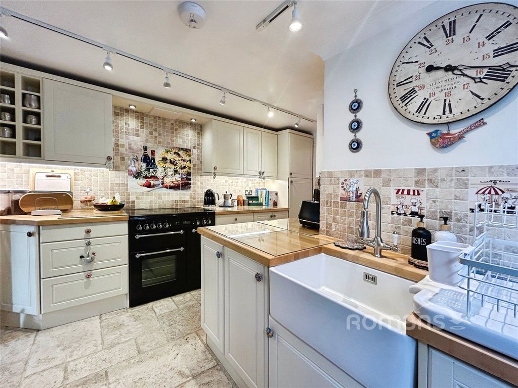 Property photo 2 of 26 Picture No. 33