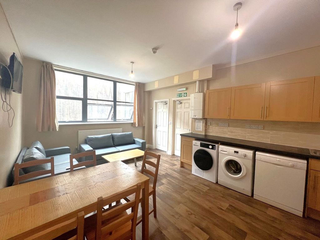 Property photo 1 of 12 Bright Open-Plan Communal Lounge With Large Window...