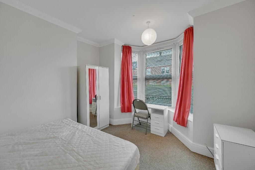 Property photo 1 of 11 Bright Double Bedroom Featuring A Large Bay Window...