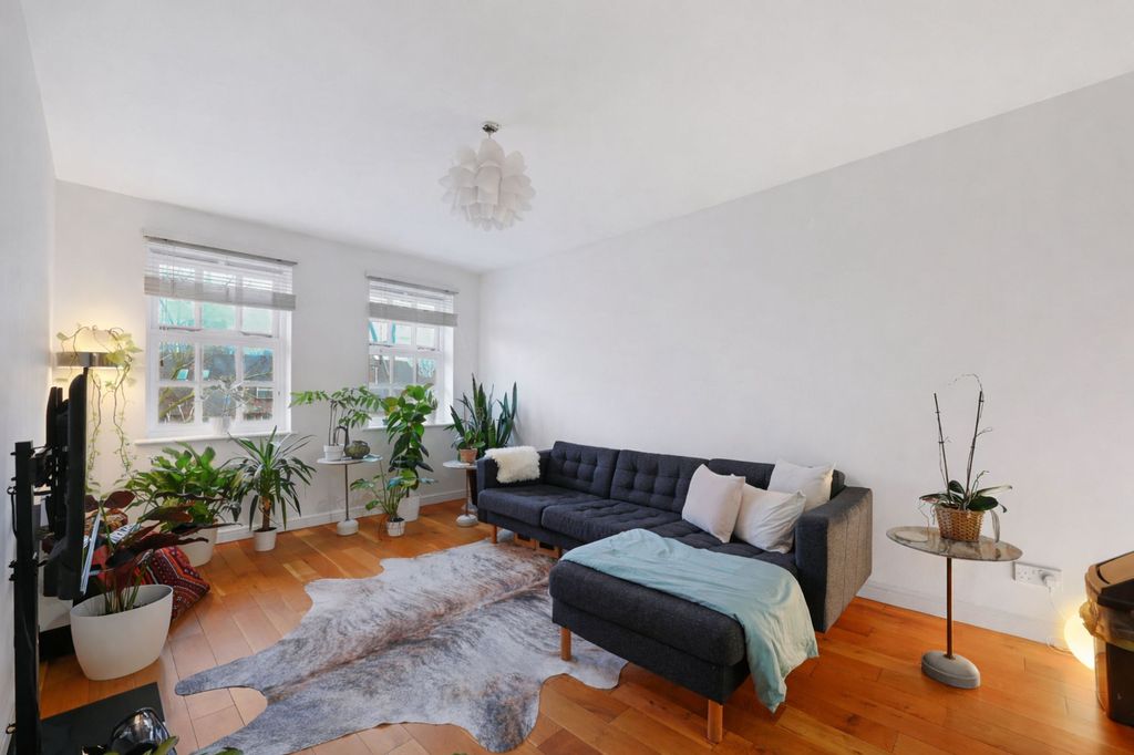 Property photo 1 of 13 Cassland Road E9