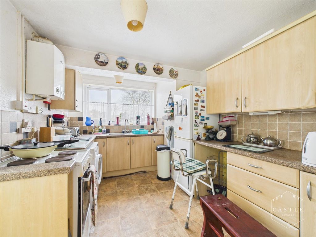 Property photo 3 of 12 Kitchen