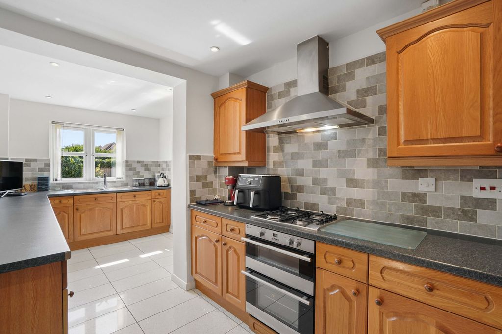 Property photo 3 of 18 Kitchen