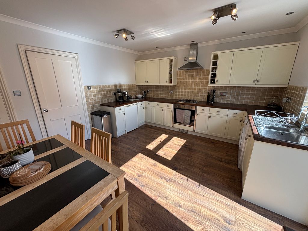 Property photo 3 of 10 Kitchen Diner