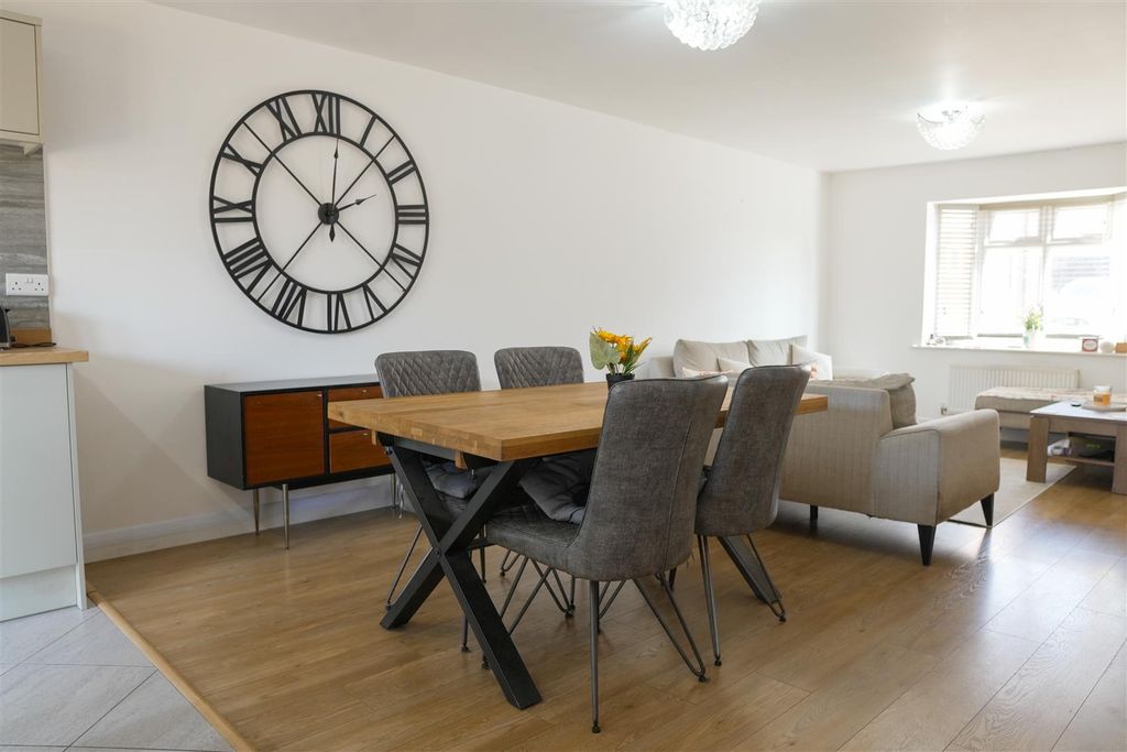 Property photo 3 of 17 Dining Room/Lounge