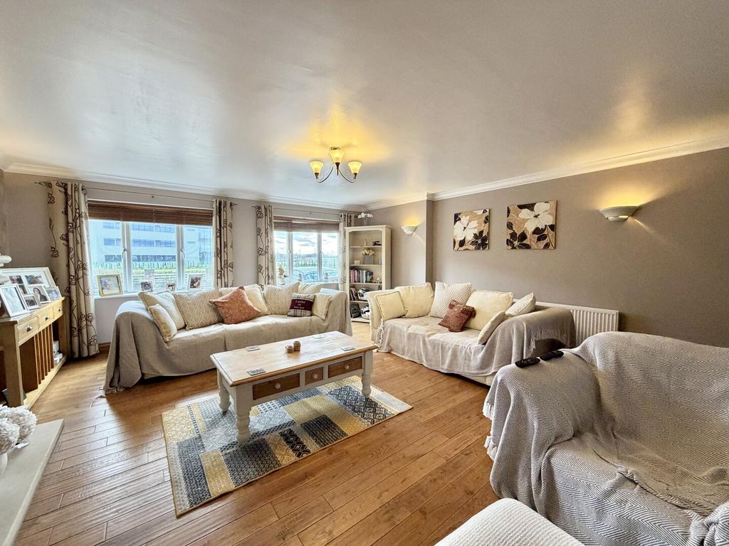 Property photo 3 of 35 Lounge