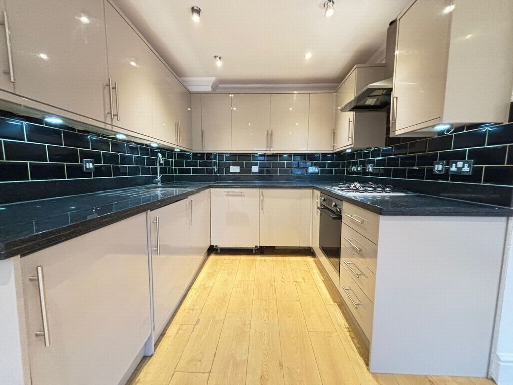 Property photo 3 of 7 Photo 6